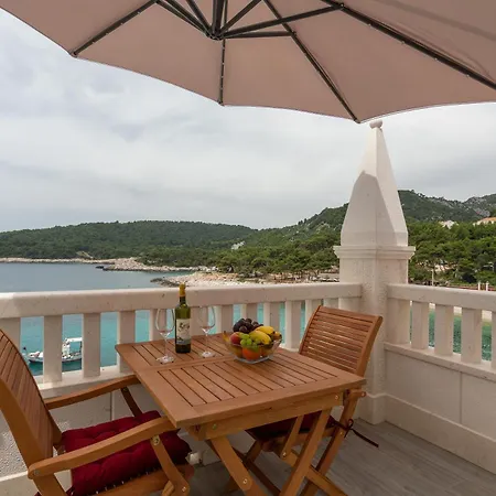 Stonehouse 2 Milna (Hvar)