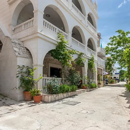 Stonehouse 2 * Milna (Hvar)