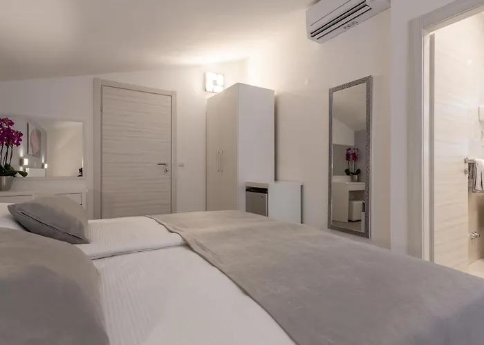 Stonehouse 2 Milna (Hvar)
