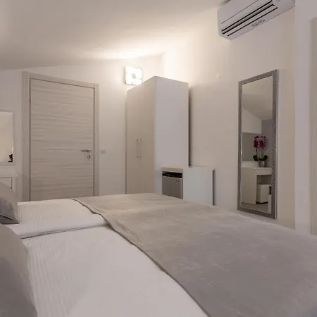 Stonehouse 2 Milna (Hvar)